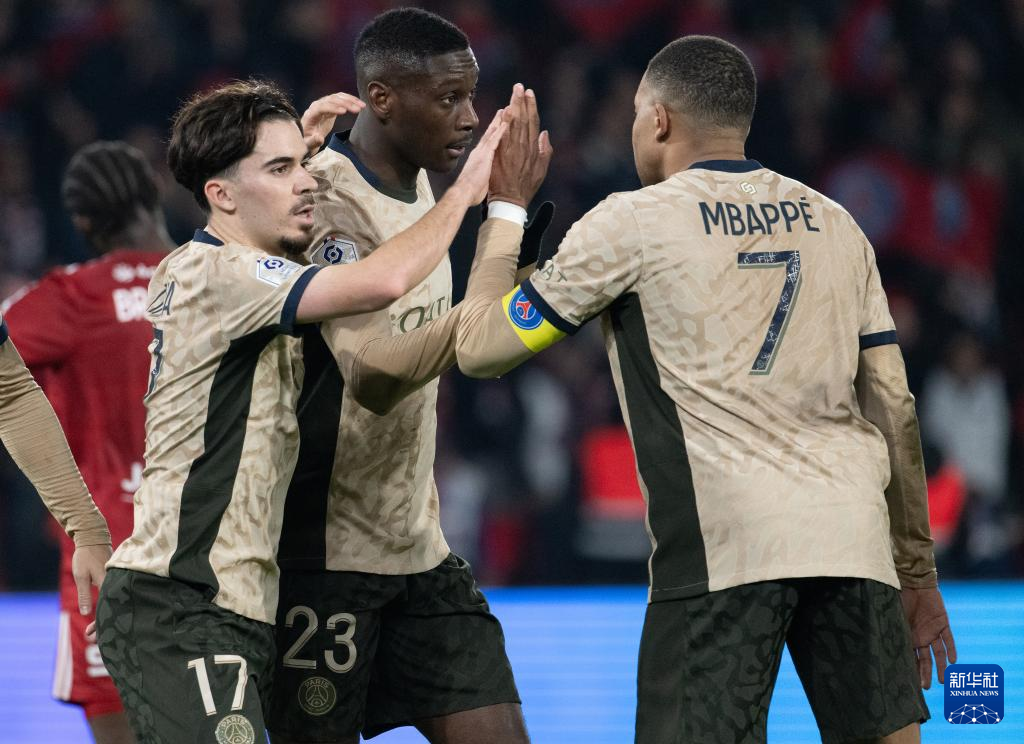  布雷斯特门将超神扑救零封巴黎  