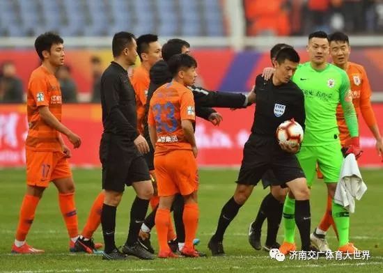  雷恩主场暴雨中战平对手 VAR判罚引发争议  