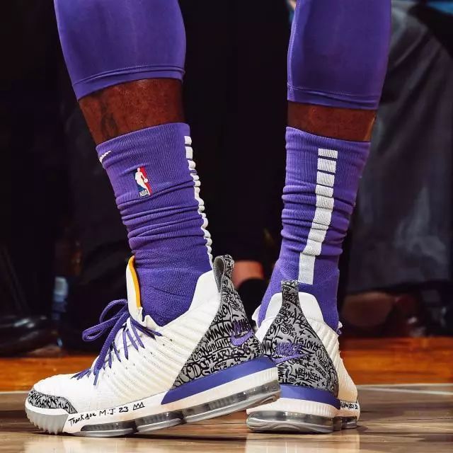  詹姆斯生涯总分突破四万大关  